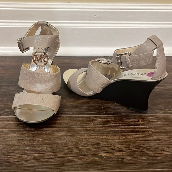 MK Taupe Silver and Black Wedges Size 8.5 - Picture 7 of 13